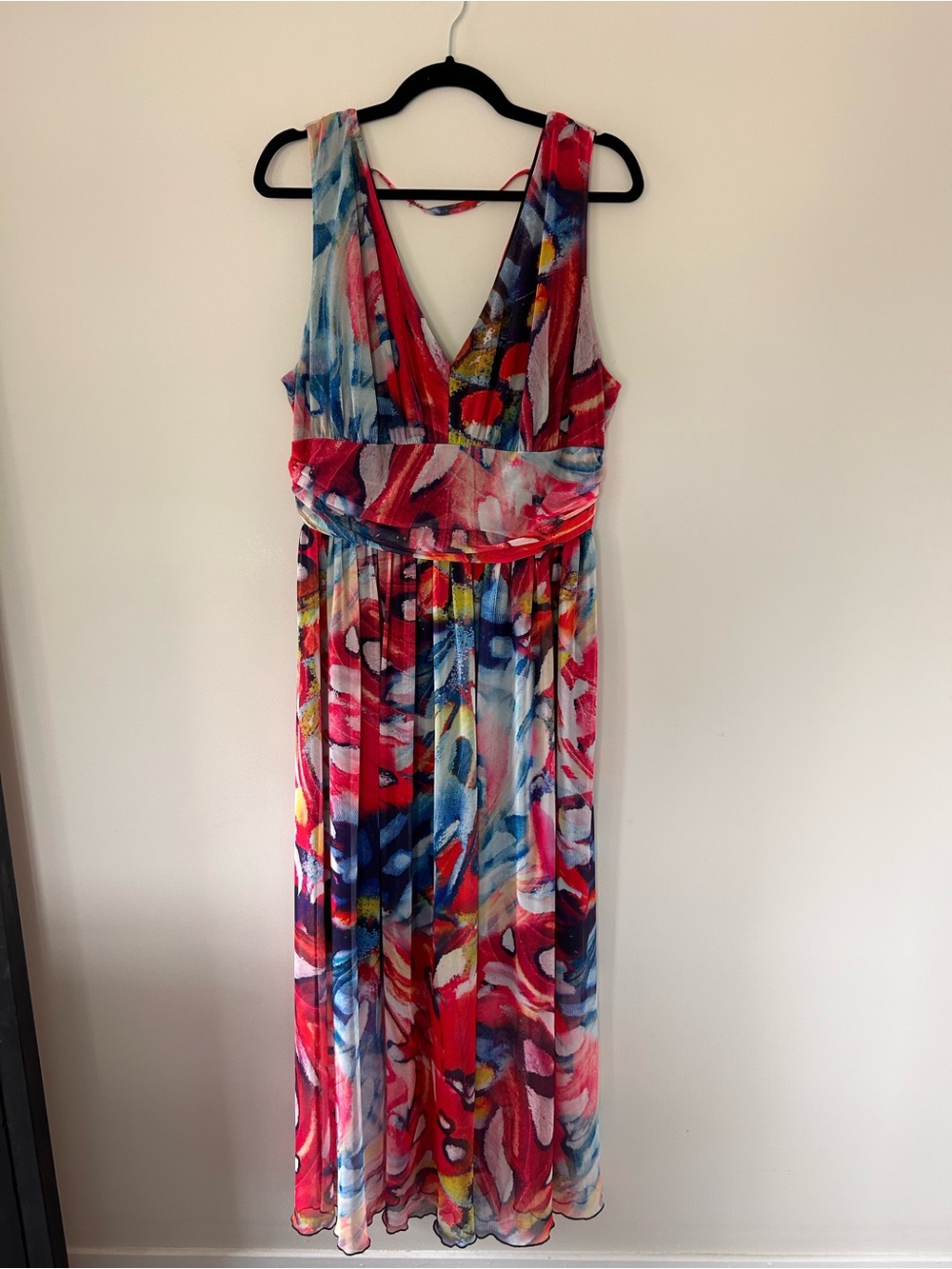 Sleeveless V-Neck Multicolor Maxi Dress with Red Floral Print